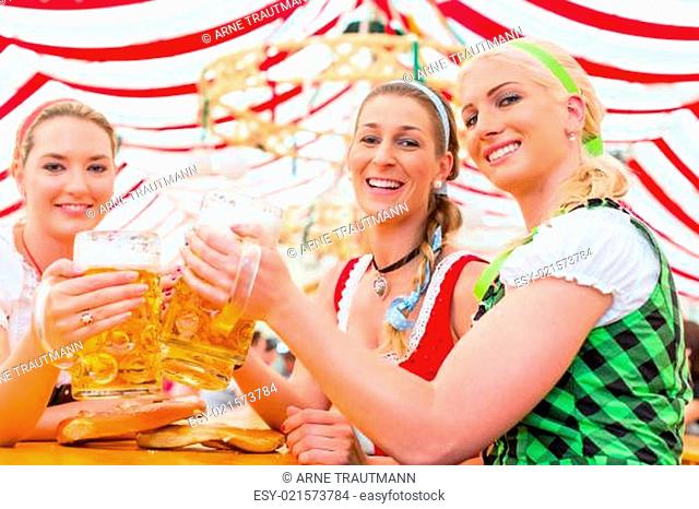 Freundinnen trinken Bier beim Oktoberfest