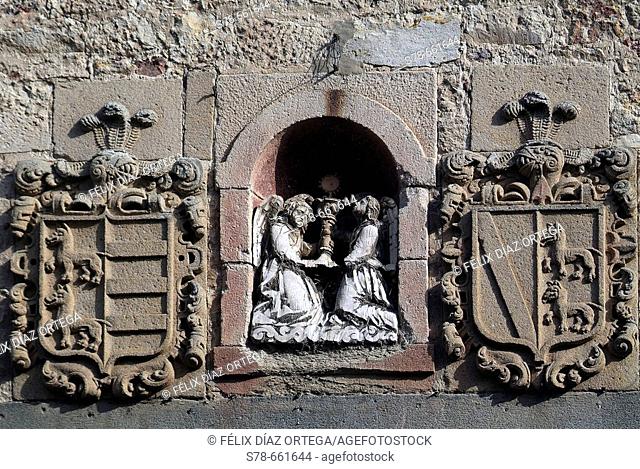 El Tránsito convent. Detalle de los diferentes escudos heraldicos sobre el portico. Siglo XVI. Zamora. Castilla-León. Spain