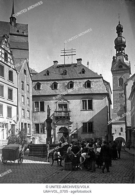 Markt in Cochem an der Mosel, im Hintergrund der Kirchturm von St. Martin, Deutschland 1930er Jahre. Market square at Cochem on river Moselle