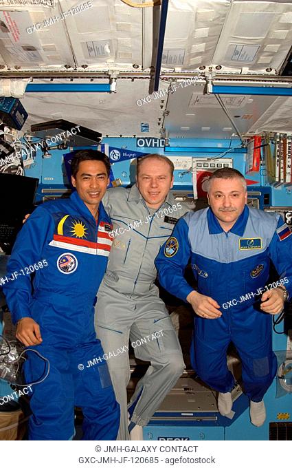 Cosmonauts Fyodor N. Yurchikhin (right) and Oleg V. Kotov (center), Expedition 15 commander and flight engineer, respectively