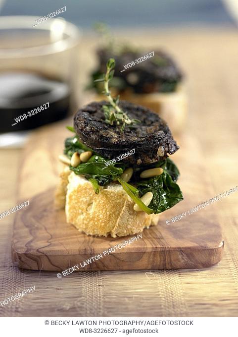 montadito de morcilla con espinacas, pasas y piñones / montadito of black pudding with spinach, raisins and pine nuts