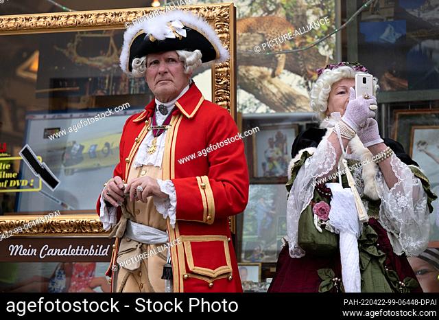22 April 2022, Saxony, Pirna: Amateur actors follow the re-enactment of the painting ""The Market Square of Pirna"" by Bernardo Bellotto on the market square