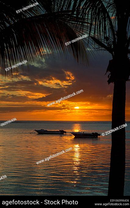Sonnenuntergang am Strand in Le Morne, Mauritius, Afrika. Sunset over the Indian Ocean near Le Morne on the west coast of Mauritius, Africa