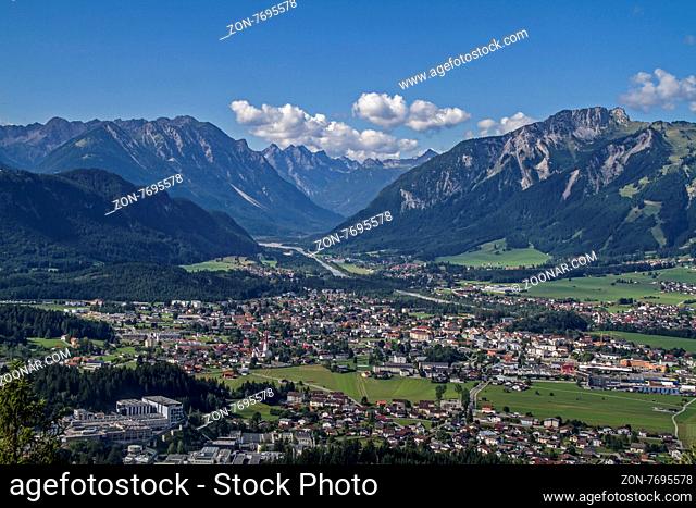 Tiefblick auf Reutte in Tirol dem Hauptort der Landschaft Ausserfern
