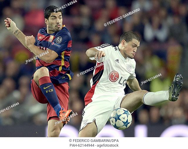 Leverkusen-s Kyriakos Papadopoulos (R) and Barcelona-s Luis Suarez vie for the ball during the UEFA Champions League Group E first leg soccer match between FC...