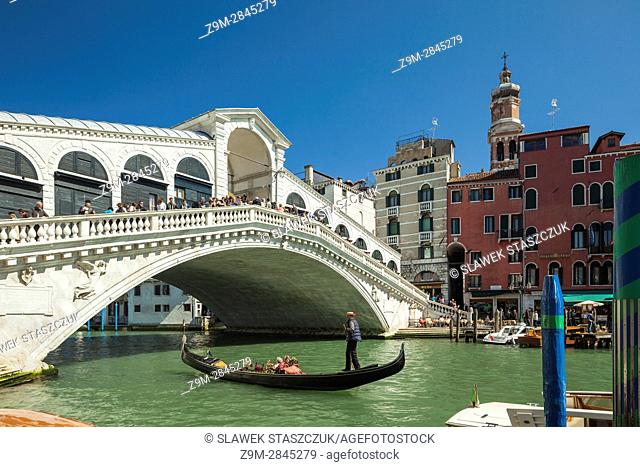 Rialto Bridge across Grand Canal, connecting the sestieri of San Polo and San Marco, Venice, Italy