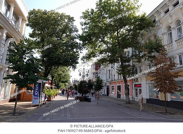 25 July 2019, Russia, Simferopol: View into a shopping street in the city centre. Sanctions and high prices, but also major projects and hope: five years after...