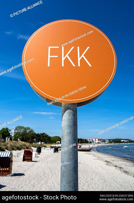 18 May 2022, Mecklenburg-Western Pomerania, Binz: A sign with the words ""FKK"" stands on the Baltic Sea beach on the island of Rügen