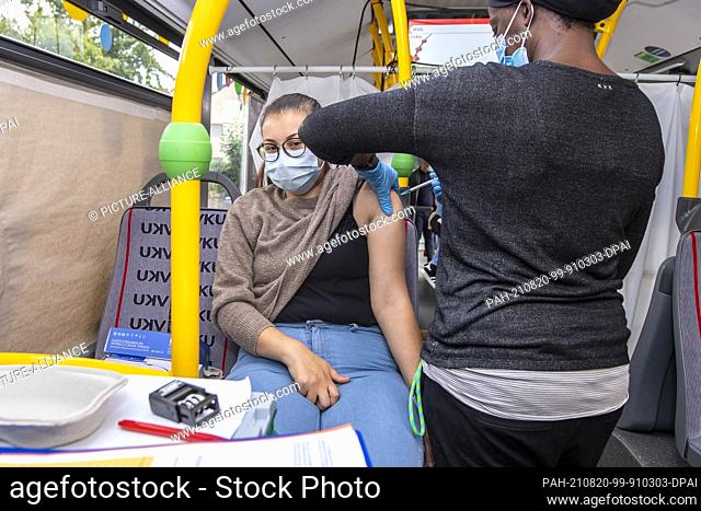 20 August 2021, North Rhine-Westphalia, Bönen: A vaccination nurse inoculates a patient in the vaccination bus. After the traditional Friday prayer in the...