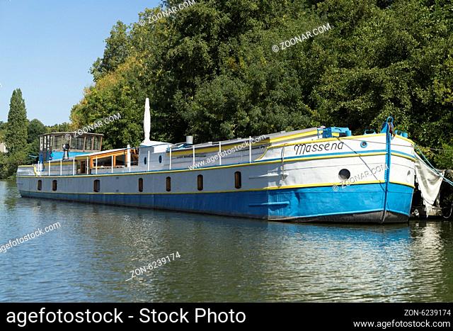 Boote auf dem Fluss Erdre in Nantes: Zu Hausbooten umgebaute Frachtkähne,  Foto: Robert B. Fishman, 2.9.2014