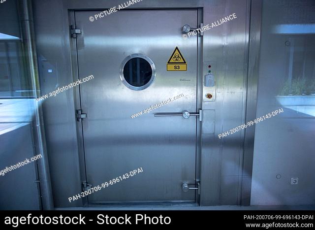 02 July 2020, Mecklenburg-Western Pomerania, Riems: Special airlock doors in front of a security level 3 laboratory in a laboratory building of the...