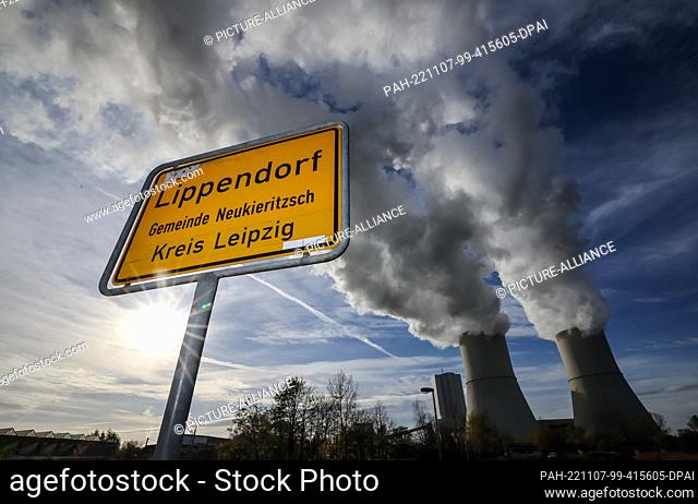 07 November 2022, Saxony, Lippendorf: Steam flows from the cooling towers of the Lippendorf power plant. The Saxon state government calls for the 3rd Energy...