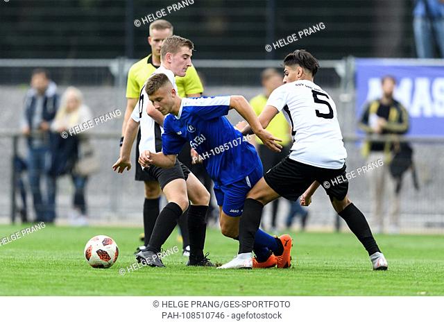 Marco Varivoda (KSC) in duels with Hoah Blersch (left) and Ali Yilmaz (right) (Ulm). GES / Football / Juniors U 17: Karlsruher SC - SSV Ulm, 31.08
