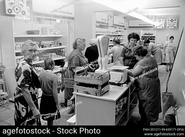 30 November 1983, Saxony, Mockrehna: In the newly opened food shop in the village of Mockrehna (district of Eilenburg), mainly women shop in the mid-1980s