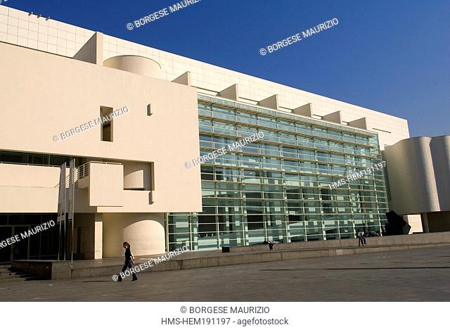 Spain, Catalonia, Barcelona, Raval district, the Museum of Contemporary Art of Barcelona MACBA by architect Richard Meier, placa dels Angels 1
