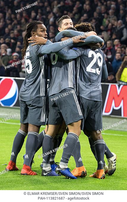 The Munich players cheer on the goal to 3: 2 for FC Bayern Munich, jubilation, cheer, cheering, joy, cheers, celebrate, goaljubel, full figure, jubilationtraube
