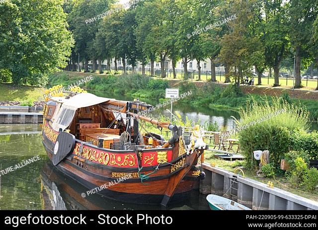 29 August 2022, Brandenburg, Oranienburg: The ship ""Sehnsucht"" is moored in Oranienburg's castle harbor. The yacht was built on the occasion of the State...