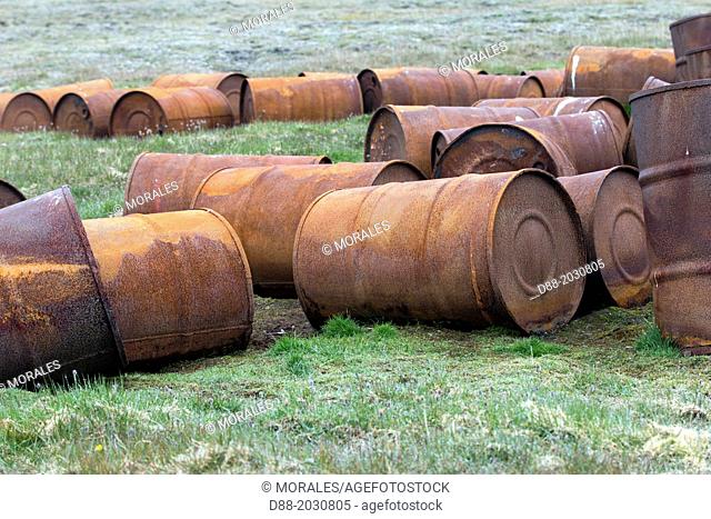 Russia , Chukotka autonomous district , Wrangel island , Mammoth river , old barrels of petrol abandonned by the russian army after the cold war
