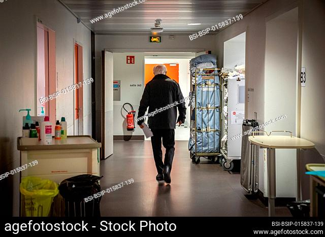 A patient leaves the emergency room on his own
