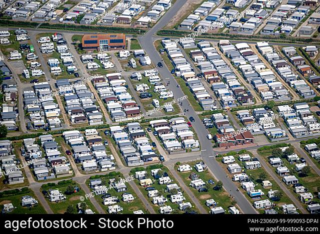 09 June 2023, Lower Saxony, Neuharlingersiel: Numerous mobile homes are parked on a campsite behind the dike. Photo: Sina Schuldt/dpa