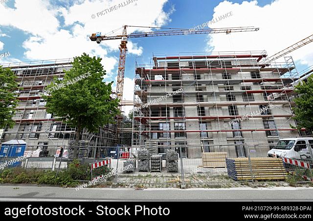 28 July 2021, Mecklenburg-Western Pomerania, Wismar: With the construction project ""Am Rosengarten"", the housing cooperative Schiffahrt-Hafen (WGSH) and the...