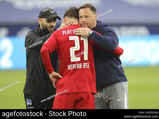 final jubilation B, coach Pal DARDAI r. (B) hugs Marvin PLATTENHARDT (B) Soccer 1. Bundesliga, 31st matchday, FC Schalke 04 (GE) - Hertha BSC Berlin (B) 1: 2