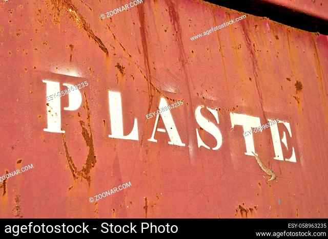 Schriftzug mit dem Wort Plaste an einem Container zum Sammeln von Plastikabfällen in einer stillgelegten Fabrik in Deutschland
