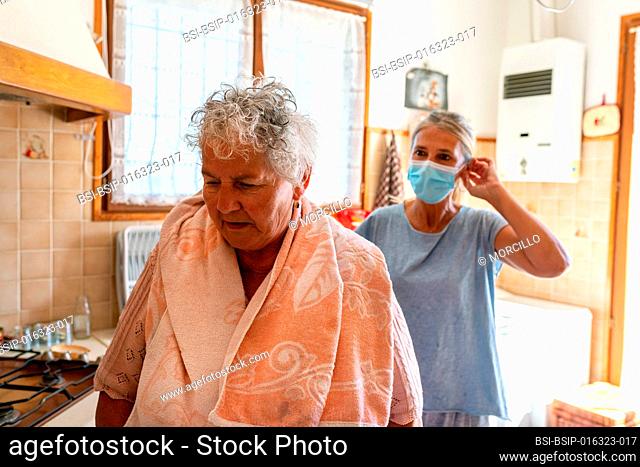 The carer comes to the home of the octogenarian 3 hours a day. Today, it is administrative paperwork, household and toilet of convenience, like washing the hair