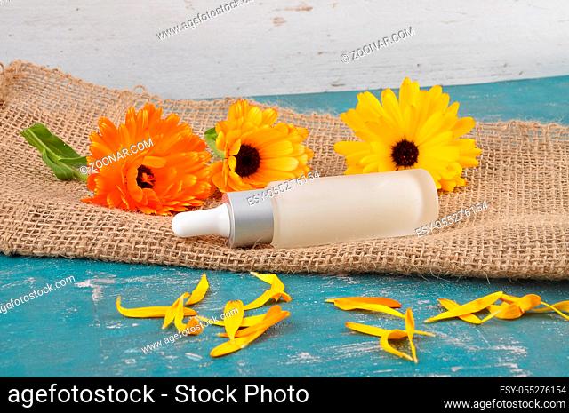 Naturkosmetik und Ringelblumen auf Jute - Natural cosmetics and common marigold on jute