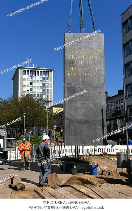 18 April 2019, Hessen, Kassel: The controversial documenta artwork Obelisk by the Nigerian-American artist Olu Oguibe will be rebuilt on Treppenstraße in the...