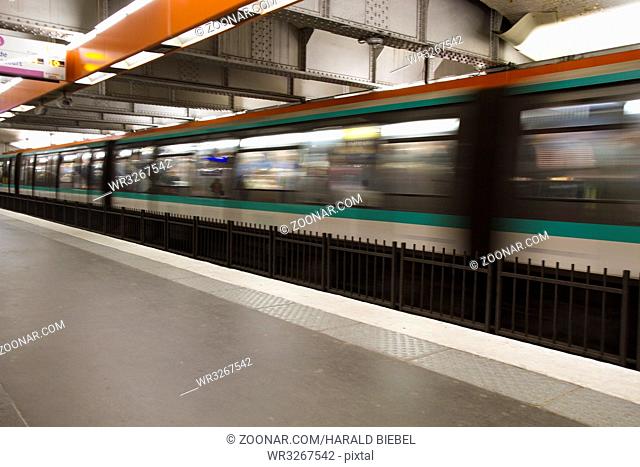 Metro Station mit fahrendem Zug in Paris, Frankreich