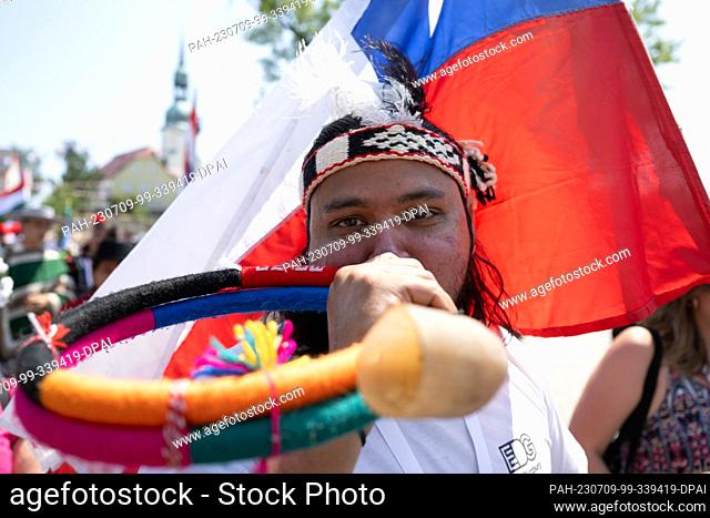 09 July 2023, Saxony, Crostwitz: Dance groups take part in the parade of the 14th International Folklore Festival Lusatia