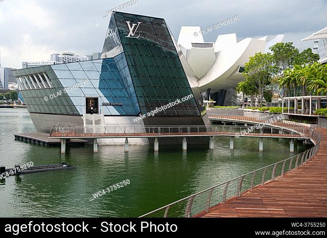 Singapore, Republic of Singapore, Asia - Waterfront promenade in Marina Bay with the modern Louis Vuitton Island Maison Crystal Pavilions and the ArtScience...