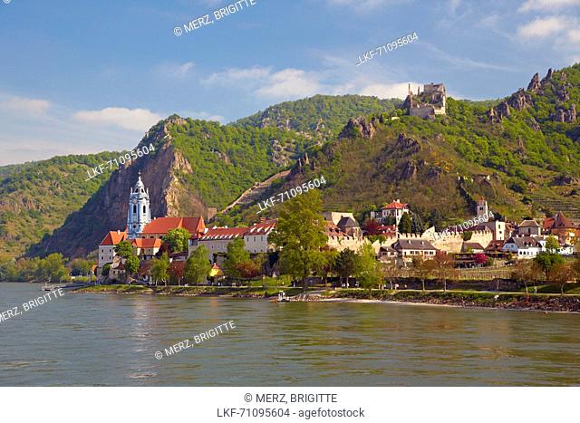 View at D³rnstein with Collegiate Church and castle ruin , Wachau , River Danube , Nieder÷sterreich , Lower Austria , Austria , Europe