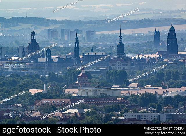 22 July 2022, Saxony, Dresden: View in the haze of the heat on the old town with the Frauenkirche (l-r), the Ständehaus, the Hofkirche, the Hausmannsturm