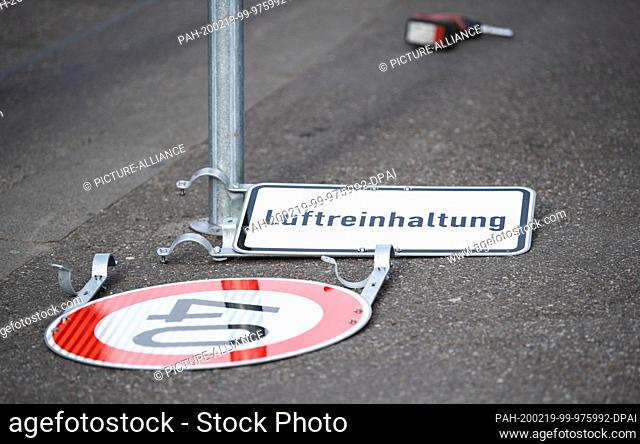 19 February 2020, Baden-Wuerttemberg, Stuttgart: A Tempo 40 sign and a sign with the inscription ""Air pollution control"" are on a sidewalk