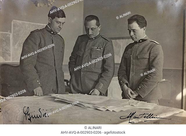 Album Ricordi di Guerra - Italo-Turca 1912-13, Italo-Austriaca 1915-16-17-19, Ines Emma Ferrara: Italian officials in the office, shot 1917