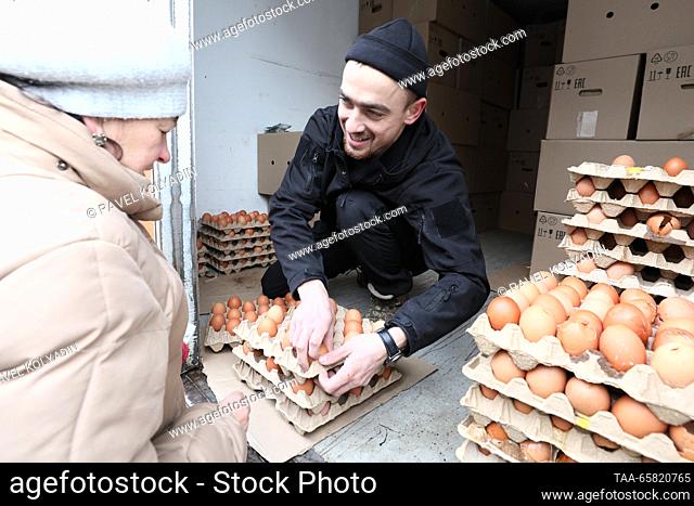 RUSSIA, BELGOROD - DECEMBER 16, 2023: A man sells eggs at a fair. Pavel Kolyadin/TASS