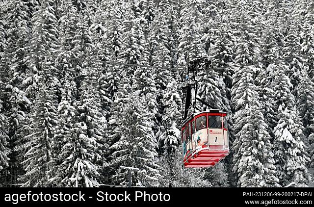 dpatop - 06 December 2023, Saxony, Oberwiesenthal: The cable car ascends the mountain. Saxony's largest alpine ski area started its season on the same day