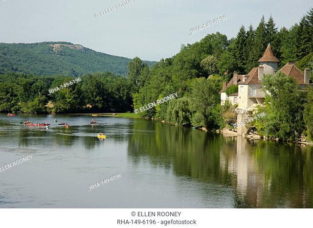 Canoeists on the Dordogne River near St .Sozy, Dordogne, France, Europe