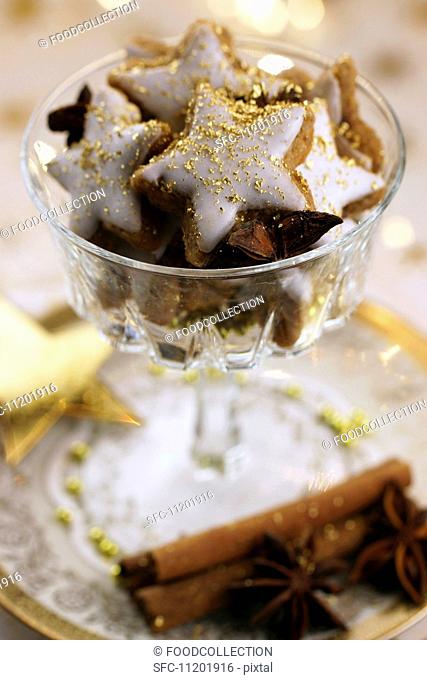 Star-shaped cinnamon biscuits decorated with gold dust