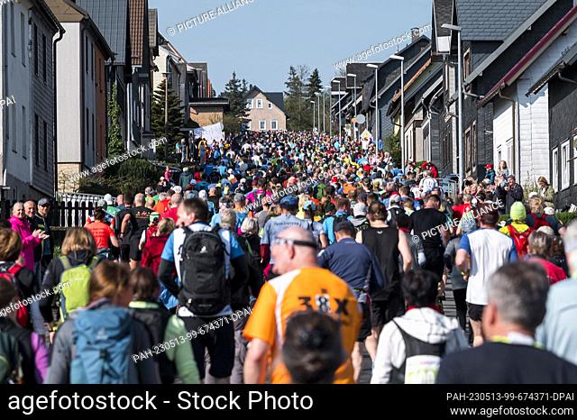 13 May 2023, Thuringia, Neuhaus am Rennweg: Runners run uphill on a road during the Rennsteig Marathon. The marathon for the 50th GutsMuths Rennsteiglauf 2023...