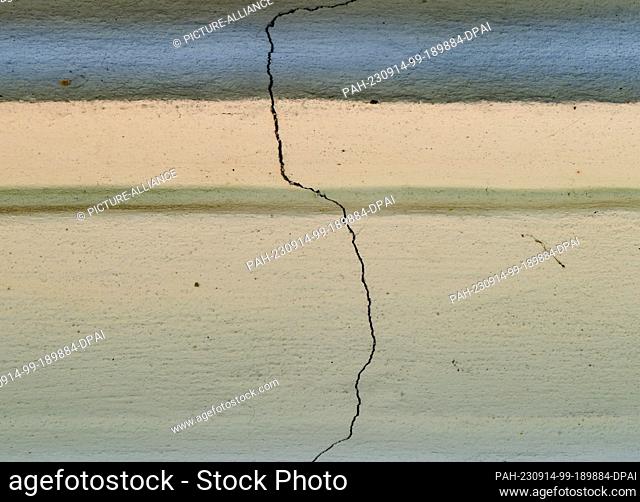 07 September 2023, Brandenburg, Tauer: A crack in the facade of a single-family house in the village can be clearly seen
