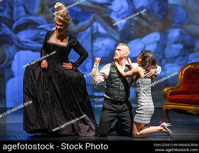 12 April 2022, Brandenburg, Rheinsberg: The singers Roberta Invernizzi (l-r) as Giunone/Juno, Filippo Mineccia as Giove/Jupiter and Anna Graf as Semele stand on...