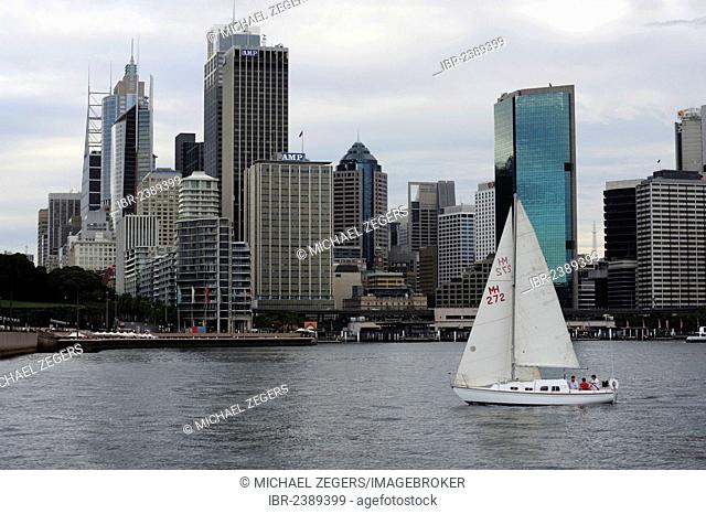 Sailing boat in Sydney Cove, Sydney Harbour, at back the city centre, Central Business District, CBD, Sydney City, Sydney, New South Wales, NSW, Australia