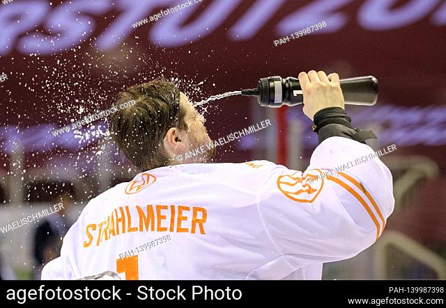 goalwart Dustin STRAHLMEIER (WOB) refreshment ice hockey 1st Bundesliga, DEL Group North matchday 18, Duesseldorfer EG (DEG) - Grizzlys Wolfsburg (WOB) 1: 2 OT