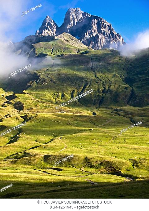 Panorámica del pico Midi d'Ossau y de los pastos del puerto del Portalet - Bearn - Pirineos - Francia
