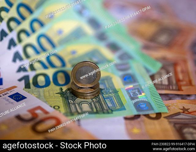 ILLUSTRATION - 21 August 2023, Berlin: Banknotes with the value of 100 and 50 euros and coins are lying on a table. Photo: Monika Skolimowska/dpa