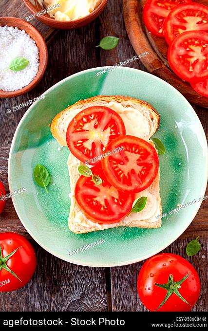 Sandwich mit frischer Tomate und Basilikum