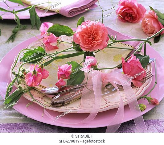 Plate decoration of sweet peas, roses and bow